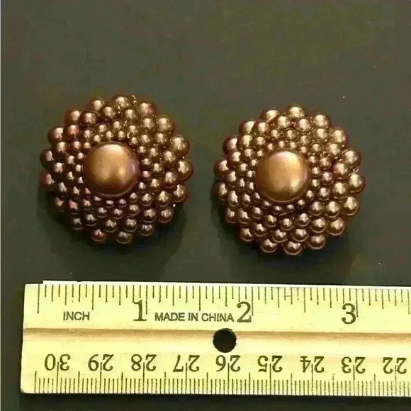 Vintage bronze faux pearl clip on earrings - Picture 3 of 3